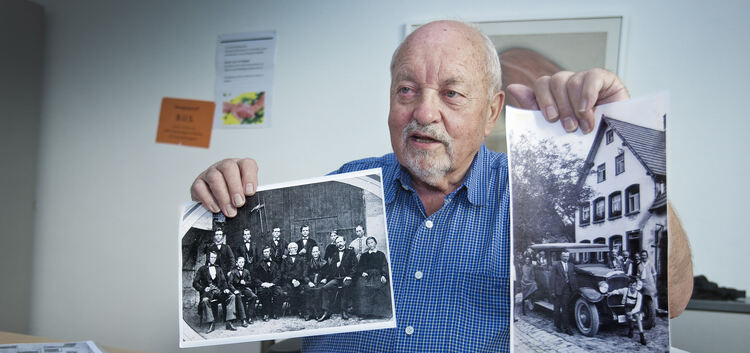 Heinz Wagner erzählt von seinen schwarz-weißen Schätzen. Links die Fotokopie des ältesten Fotos im Archiv. Es stammt von 1867. R