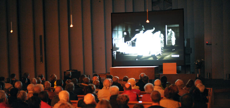 Die Zuhörer ließen sich von den Orgelklängen zu dem Stummfilm „Orlacs Hände“ mittragen. Foto: Markus Brändli