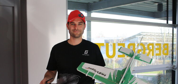Der begeisterte Modellflieger Basti Hummel zeigt eines seiner Flugzeuge. Er nahm auch am Quadrocopter-Rennen in der Schlierbache