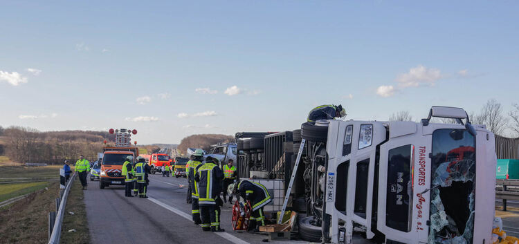 Wegen schweren LKW-Unfalls A 8 in Richtung München voll gesperrt. Am Mittwochmittag gegen 12.30 Uhr fuhr eine 32-jährige mit ihr