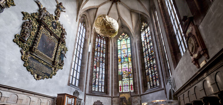 Noch brennen auf dem Bild erst drei symbolische Teelichter unterhalb der goldenen Wolke im Chor der Kirchheimer Martinskirche. V
