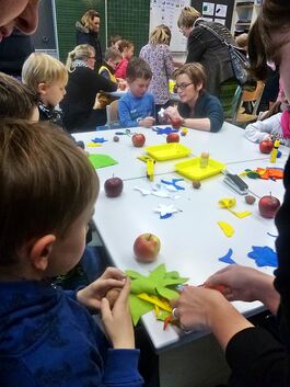 Bunte Vielfalt beim Literaturcafé: Die Kinder basteln Apfelmännchen und Schneewittchen hält ein Schläfchen. Fotos: Sabine Ackerm