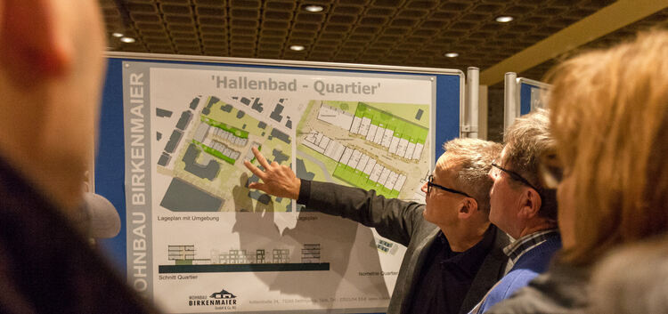 Einen ersten Blick auf die künftige Gestaltung des Kirchheimer „Hallenbad-Quartiers“ in der Friedrichstraße konnten viele intere