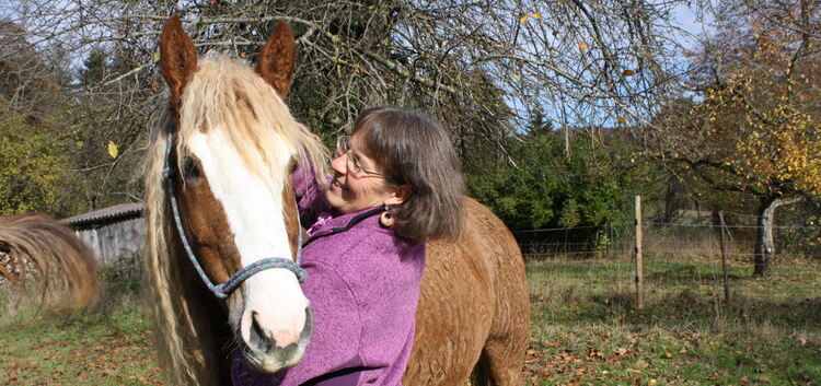 Angelika Paech bietet mit ihren Curly Horses Heilpädagogisches Reiten an. Foto: Judith Reischl
