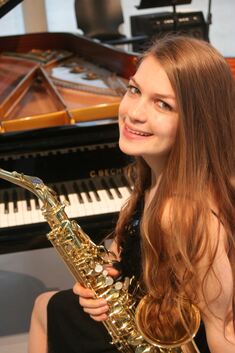 Spielfreude pur - mit dem Saxofon hat die 21-jährige Rebecca Rohner ihr Instrument gefunden.Foto: pr