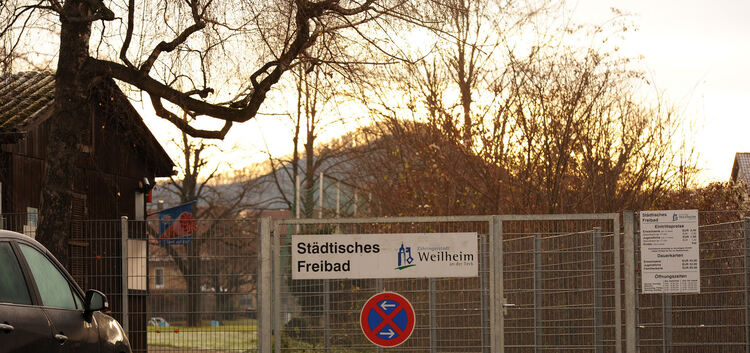 Die Weilheimer wollen auch künftig mit freiem Blick auf die Limburg schwimmen . Foto. Markus Brändli
