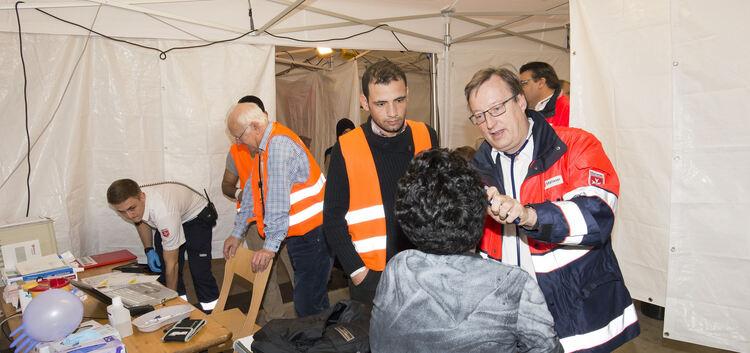 Die Malteser in der Flüchtlingsunterkunft in Halle 9 der Messe Stuttgart - Dr. Jochen Herkommer, der ärztliche Leiter des Einsat