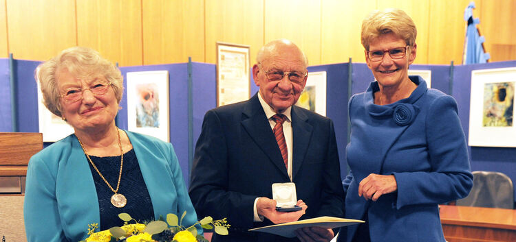 Aus den Händen von Oberbürgermeisterin Angelika Matt-Heidecker erhielt Wolfgang Znaimer die Staufermedaille. Seine Frau Philomen
