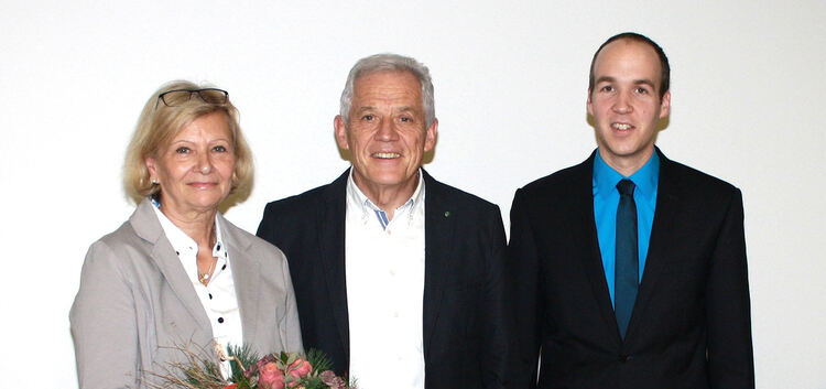 Weilheims Bürgermeister Johannes Züfle (rechts) ehrte Karl Mohring für seine 40-jährige Gemeinderatstätigkeit - und  dankte dess