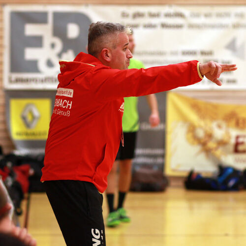 Da geht‘s lang: Der ehemalige Weilheimer Trainer Alen Dimitrijevic hat in Köngen angeheuert. Foto: Jörg Bächle