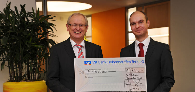 Spendenübergabe 1000.- Euro der VR Bank Hohenneuffen-Teck in Weilheim, anwesend sind Herr Foldenauer (links) und Herr Gerlach (r