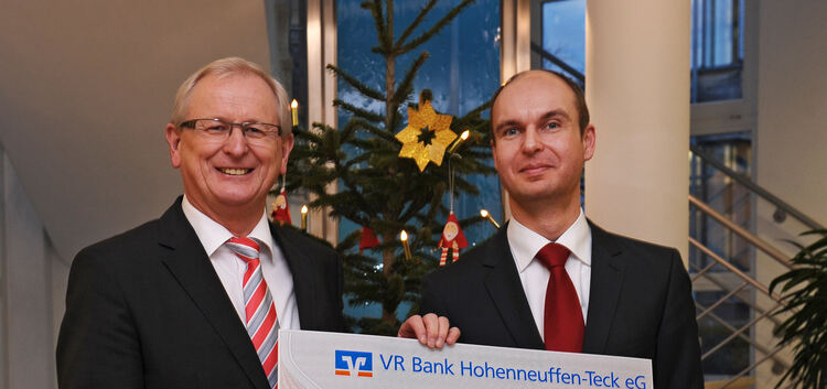 Spenden?bergabe 1000.- Euro der VR Bank Hohenneuffen-Teck in Weilheim, anwesend sind Herr Foldenauer (links) und Herr Gerlach (r