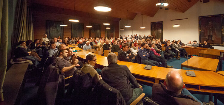 Bürgerinformation im großen Sitzungssaal des Kirchheimer Rathauses: Zahlreiche Anwohner aus dem Hafenkäs waren der Einladung der