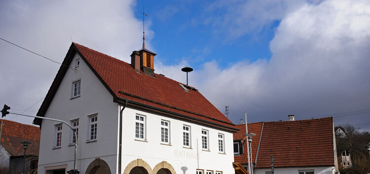 Das Türmchen auf dem Schopflocher Rathaus kann sich nun wieder sehen lassen. Ob kupferne Verkleidung oder das Anfertigen der Lam