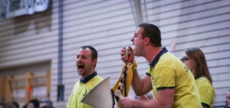 „Es gibt Sitzklatscher und echte Fans“ - Jörg (links) und Manuel Mathes sind die Einpeitscher in der Sporthalle Stadtmitte.Foto:
