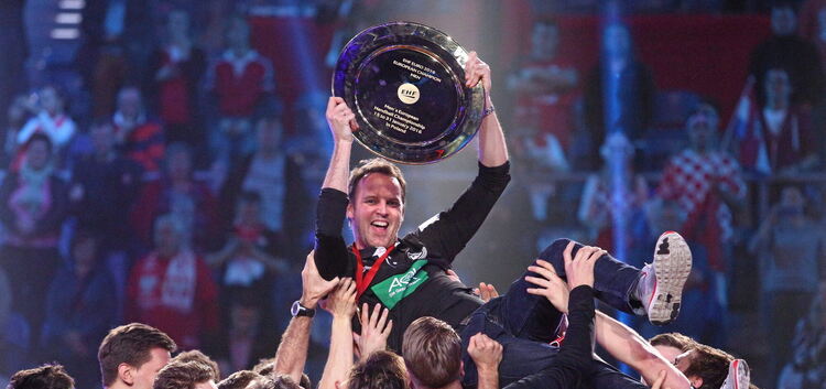 Handball-Nationaltrainer Dagur Sigurdsson nach dem EM-Triumph im Jubelbad:  Wie viel ist der Titelgewinn für die Amateurvereine