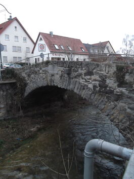 Zusammen mit dem Lauterbett wird die Steinbogenbrücke in Owen saniert. Foto: Thomas Krytzner