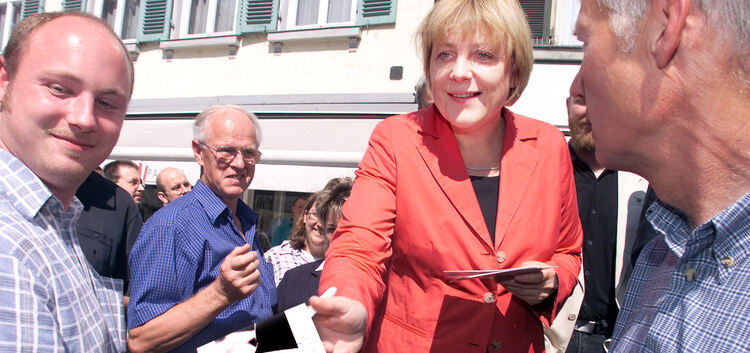 Da war sie noch nicht Kanzlerin. Am 12. Juli 2002 besuchte Angela Merkel als CDU-Bundesvorsitzende Esslingen und verteilte vor d