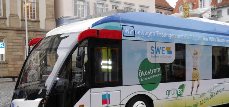 Freude über den Quantensprung. Der neue Elektrobus. Foto: Stadt Esslingen