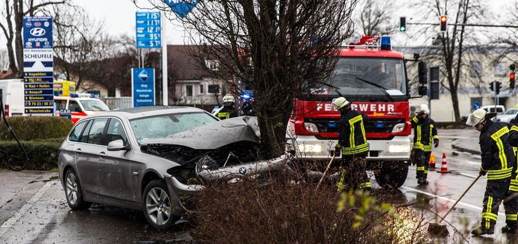 BMW prallt frontal auf Baum. Ein 76-jähriger BMW-Fahrer aus Kirchheim ist am gestern Nachmittag gegen 15.15 Uhr schwer verunglüc