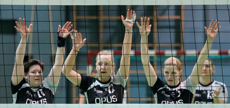 Hoch die Hände: Die TTV-Volleyballerinnen haben fünf Spieltage vor Saisonende gute Karten im Titelrennen. Foto: Silviani