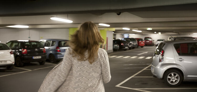 Parkhäuser sind nachts der Schrecken vieler Frauen. Tatsächlich passieren dort die wenigsten Gewalttaten. Foto: Jean-Luc Jacques