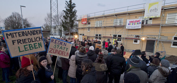 Mit ihrer Teilnahme an der Mahnwache setzten rund 350 Menschen ein Zeichen gegen Fremdenhass und Gewalt.Foto: Jürgen Holzwarth
