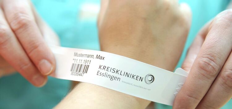 Vor- und Zuname, Geburtsdatum und Patientennummer stehen auf dem Armband, das die Patienten der Kreiskliniken erhalten. Foto: Mo