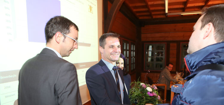 Plochingens wiedergewählter Bürgermeister nimmt Glückwünsche von seinen Amtskollegen Simon Schmid und Thomas Matrohs entgegen. F