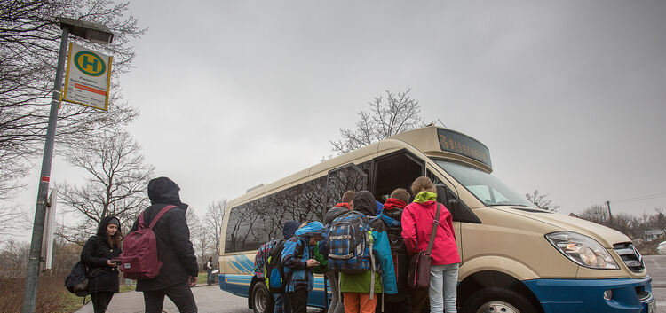 Schlossgymnasium Drängeln Bus Schulbus Schüler Regen