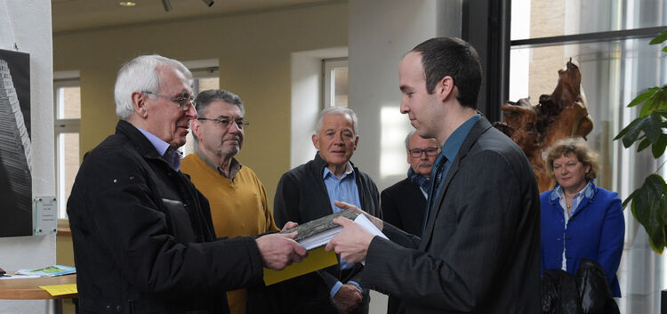 Einen Ordner voll mit Unterschriften für den Erhalt der Limburghalle überreichte Albert Englert (links), Mitinitiator des Bürger