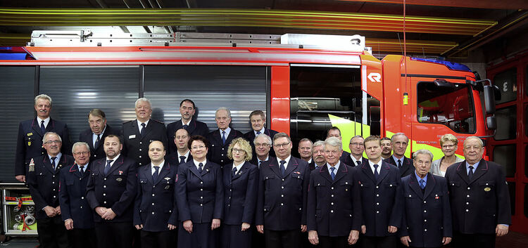 Zahlreiche Mitglieder der Feuerwehr Kirchheim wurden bei der Hauptversammlung für 25, 30, 40, 50 und 60 Jahre Zugehörigkeit geeh