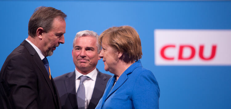 Der Kirchheimer Landtagsabgeordnete Karl Zimmermann und der CDU-Landesvorsitzende Thomas Strobl begrüßen Kanzlerin Merkel in der
