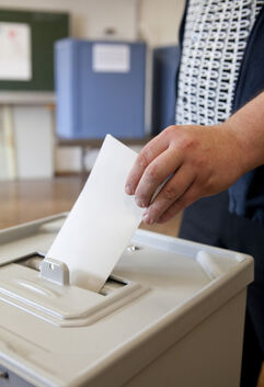 Wahllokal in der Konrad-Widerholt Grundschule auf dem Schafhof - Stimmzettel einwerfenStimmabgabe