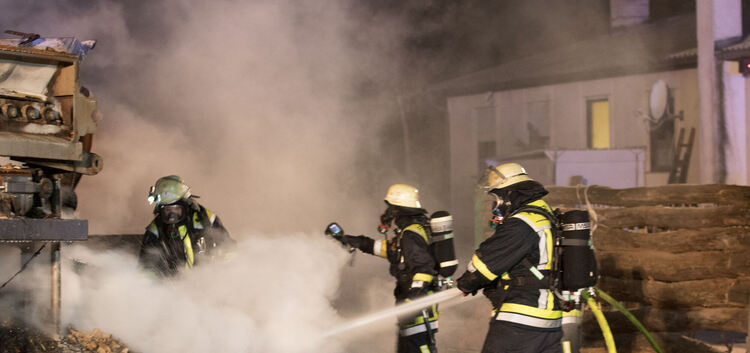 Viel Rauch und loderndes Feuer: Nächtlicher Großbrand in einer Firma, die Holzhackschnitzel produziert.Foto: 7aktuell/Marcel Hec