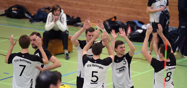 Es darf gejubelt werden: Nach dem 3:1-Sieg im Spitzenspiel bei der TSG Eislingen, gehen die Volleyballer der SG Dettingen/Unterb