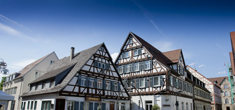 Von außen betrachtet, steht das Restaurant-Gebäude des Kirchheimer Waldhorns (oben links) ähnlich glänzend da wie das Symbol am