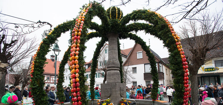 Osterbrunnen schmückt Bissingen. Zum achten Mal wurde in Bissingen der Osterbrunnen eingeweiht. Die Landfrauen banden über 42 Me
