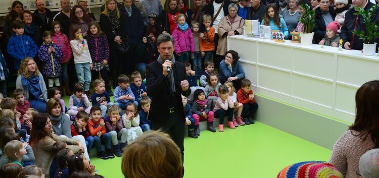 Im Atrium der neuen Kita Wirbelwind freuten sich Bürgermeister Rainer Haußmann mit allen Kindern über viele Eltern, Großeltern u