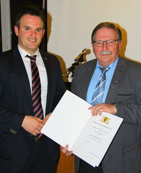 Bürgermeister Sven Haumacher (links) überreichte Herbert Hiller die Ehrennadel des Landes samt Urkunde. Foto: Dirk Merkle