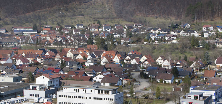 Das vierstöckige Firmengebäude am Ortsrand von Oberlenningen soll zu einer Flüchtlingsunterkunft umgebaut werden. Die Pläne koll