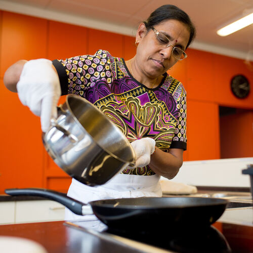 Geschichte über Catering-Firma Awafi, bei der Flüchtlingsfrauen eine Beschäftigung finden in Küche der KW-Schule  kochen