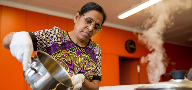 Geschichte über Catering-Firma Awafi, bei der Flüchtlingsfrauen eine Beschäftigung finden in Küche der KW-Schule  kochen
