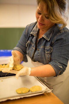 Geschichte über Catering-Firma Awafi, bei der Flüchtlingsfrauen eine Beschäftigung finden in Küche der KW-Schule kochen