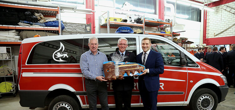 Der Mannschaftstransportwagen der Freiwilligen Feuerwehr Bissingen wurde offiziell übergeben. Auf dem Foto zu sehen sind von lin