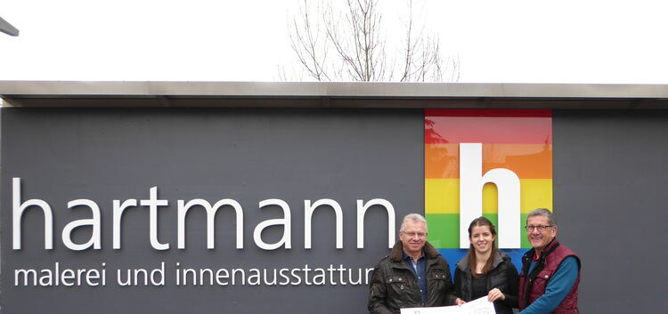Spende für krebskranke Kinder. Die Firma Hartmann, Malerei und Innenausstattung in Holzmaden, spendet 500 Euro für den Förderver