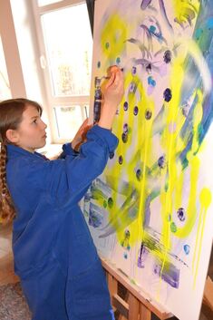 Nach Herzenslust sprayen und spachteln. Die elfjährige Ines setzte blaue Tupfen auf die gelbe Graffiti.Foto: Andrea Barner