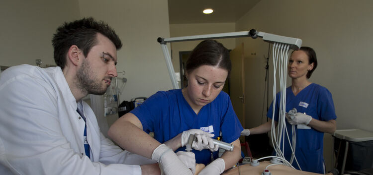 Trainieren den Ernstfall (von links): Dr. Heiner Stäudle, Assistenzarzt an der Nürtinger Klinik, die Krankenpflegerin Marina Riz