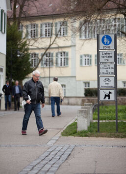 Künftig haben auf dem Kirchheimer Schlossplatz die Fußgänger Vorfahrt vor den Autos. Foto: Carsten Riedl