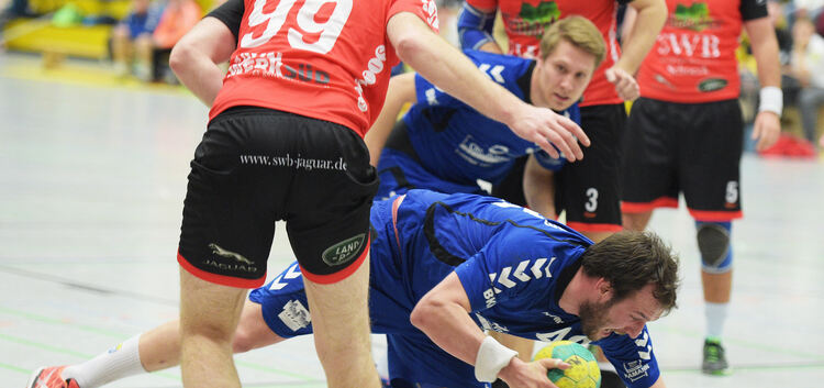 Roman Keller stürzt und hält den Ball: Die VfL-Handballer kämpfen sich in die Landesliga-Relegation.Foto: Markus Brändli